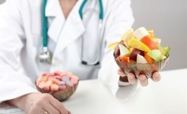 Nutricionista com salada de frutas