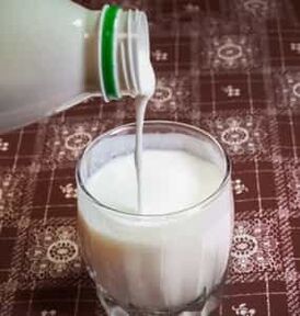 Um copo de kefir fresco