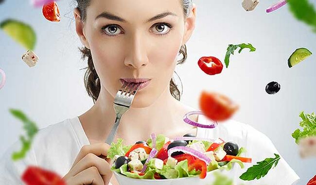 mulher com salada na dieta mediterrânea