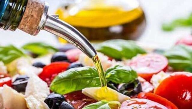 salada de legumes com óleo vegetal prato de dieta mediterrânea